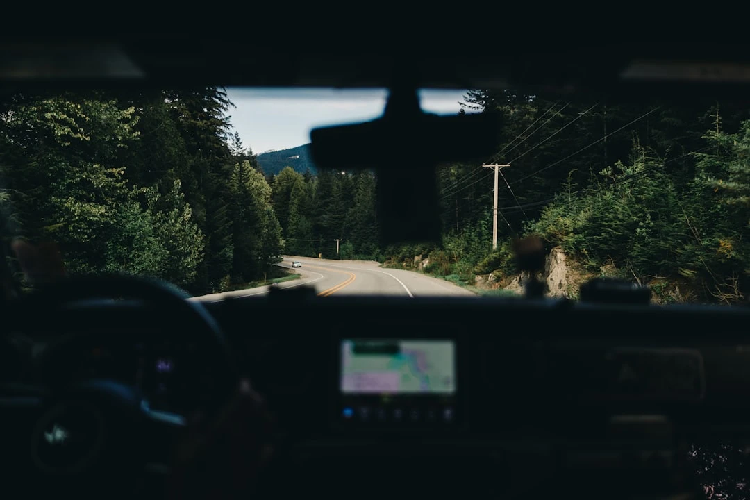 Điện thoại hiển thị bản đồ Google Traffic thời gian thực trên xa lộ Fraser Valley