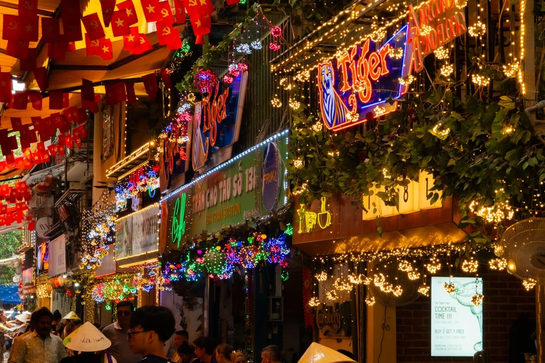 Không gian làm việc với máy tính hiển thị dữ liệu analytics