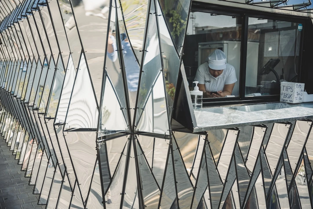 Người dùng đang duyệt trang web trên điện thoại di động tại quán cà phê ở Dubai.