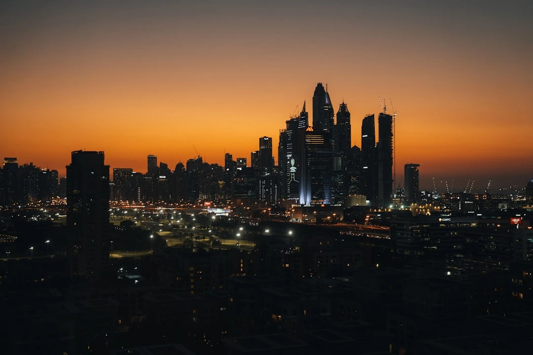 Nhà văn đang làm việc trong không gian hiện đại với view Dubai.