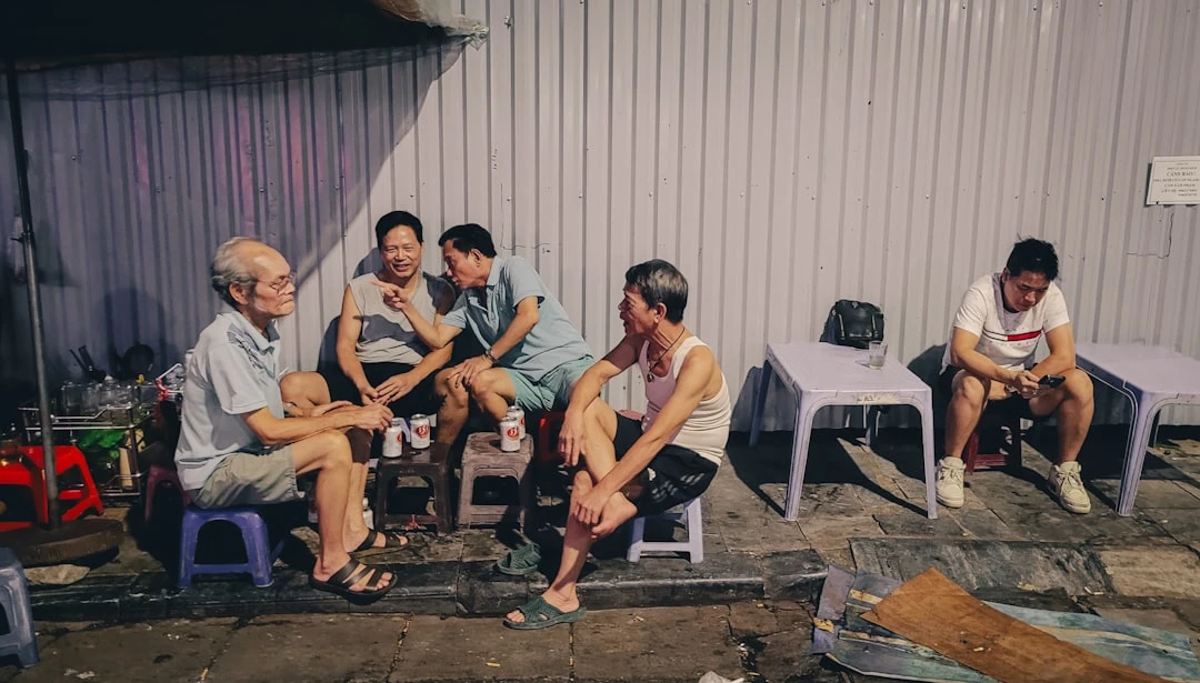 Nhóm bàn luận về dịch vụ niche SEO với biểu đồ và tài liệu