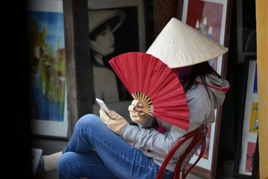 Tìm kiếm bằng giọng nói trong ngôi nhà hiện đại tại Việt Nam.